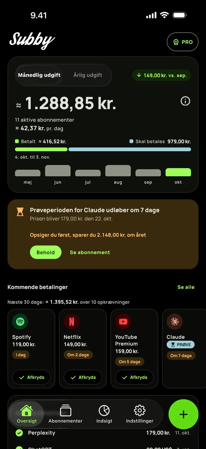 Subbys Oversigt i mørkt tema med månedssummen og de kommende betalinger, på iPhone